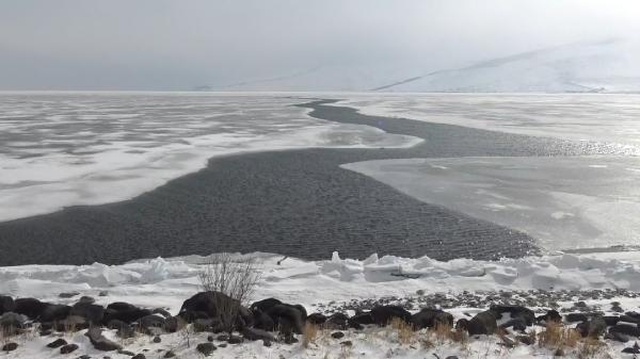 Çıldır Gölü'nde buzun erken çözülmesi bölge halkını tedirgin etti: Bu bir kıyamet alameti Çıldır Gölü'nde buzun erken çözülmesi bölge halkını tedirgin etti: Bu bir kıyamet alameti