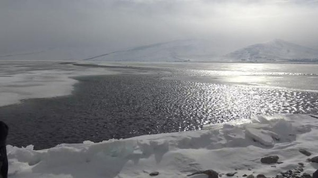 Çıldır Gölü'nde buzun erken çözülmesi bölge halkını tedirgin etti: Bu bir kıyamet alameti Çıldır Gölü'nde buzun erken çözülmesi bölge halkını tedirgin etti: Bu bir kıyamet alameti