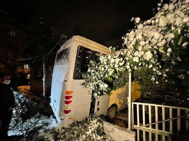 Freni boşalan yolcu midibüsü bir evin bahçesi girdi