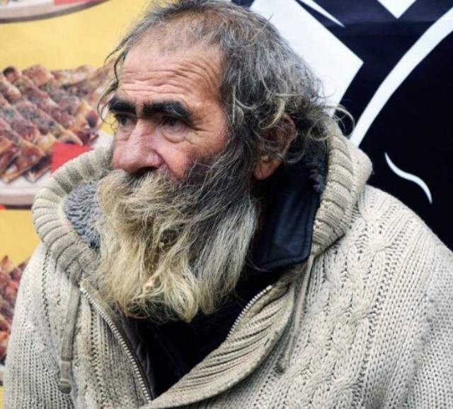 Kadıköy'de evsiz bir vatandaş sokakta donarak hayatını kaybetti Kadıköy'de evsiz bir vatandaş sokakta donarak hayatını kaybetti