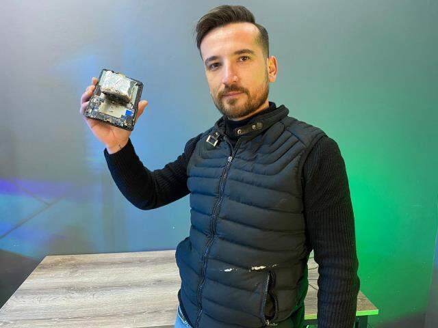 Tamircinin elindeki tablet bomba gibi patladı, şoke eden anlar kameraya yansıdı Tamircinin elindeki tablet bomba gibi patladı, şoke eden anlar kameraya yansıdı
