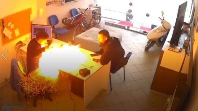 Tamircinin elindeki tablet bomba gibi patladı, şoke eden anlar kameraya yansıdı Tamircinin elindeki tablet bomba gibi patladı, şoke eden anlar kameraya yansıdı