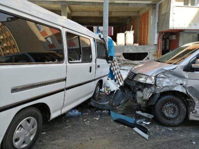 Arnavutköy'de kayan minibüsü durdurmak isteyen sürücü canından oluyordu Arnavutköy'de kayan minibüsü durdurmak isteyen sürücü canından oluyordu