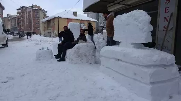 Yüksekovalı esnafın iş yeri önüne yaptığı kardan koltuk ve eşyalara yoğun ilgi