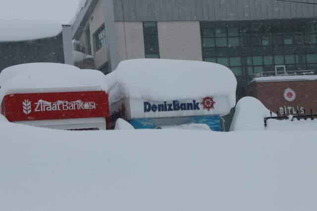 ATM'lerden paralarını boyu iki buçuk metreyi aşan karın üstüne oturarak çekiyorlar ATM'lerden paralarını boyu iki buçuk metreyi aşan karın üstüne oturarak çekiyorlar