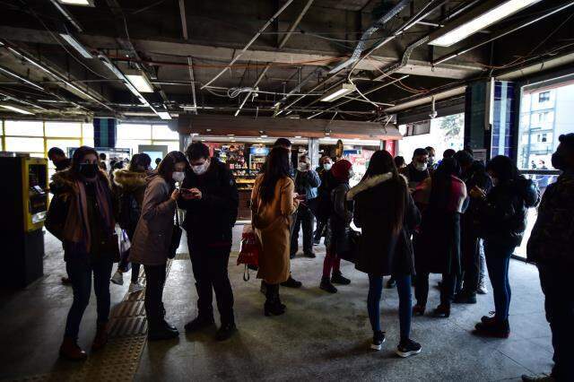 İstanbul'da metro ve metrobüslerde HES kodu kuyruğu İstanbul'da metro ve metrobüslerde HES kodu kuyruğu