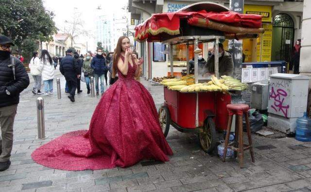 Kırmızı gelinliğini giyip Taksim'e çıkan Rus modeli görenler şaşkınlığını gizleyemedi Kırmızı gelinliğini giyip Taksim'e çıkan Rus modeli görenler şaşkınlığını gizleyemedi