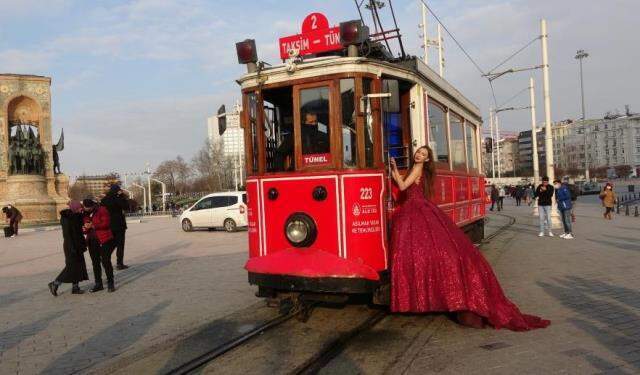 Kırmızı gelinliğini giyip Taksim'e çıkan Rus modeli görenler şaşkınlığını gizleyemedi Kırmızı gelinliğini giyip Taksim'e çıkan Rus modeli görenler şaşkınlığını gizleyemedi