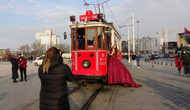 Kırmızı gelinliğini giyip Taksim'e çıkan Rus modeli görenler şaşkınlığını gizleyemedi Kırmızı gelinliğini giyip Taksim'e çıkan Rus modeli görenler şaşkınlığını gizleyemedi