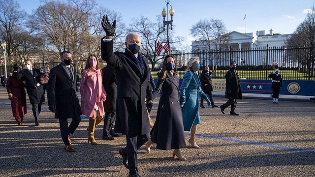 Biden, mesaideki ilk gününde Trump politikalarını geri çeviren 15 kararname imzaladı