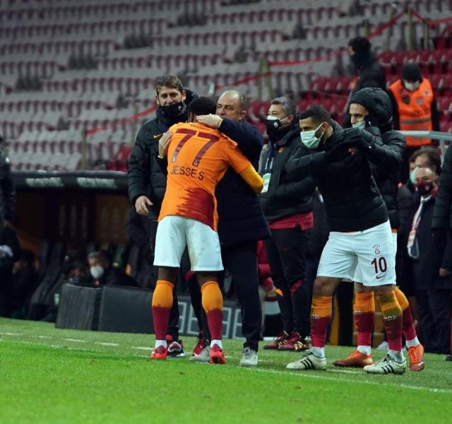 G.Saray'ın Türk Telekom Stadı'ndaki 500. golünü atan Sekidika gözyaşlarını tutamadı