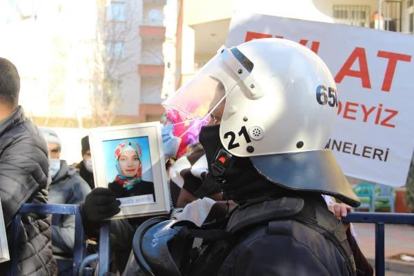 HDP'li milletvekili evlat nöbetindeki ailelere zafer işareti yapınca ortalık karıştı
