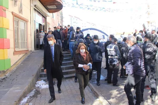 HDP'li milletvekili evlat nöbetindeki ailelere zafer işareti yapınca ortalık karıştı