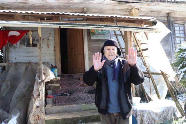 Hiç doktora gitmeyen 90 yaşındaki Yunus dedenin sırrı 30 yıldır içtiği kar suyu