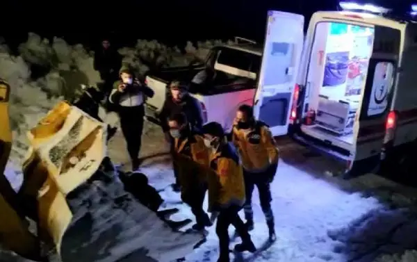 Yolu kapalı köyde hastalanan kadın, kepçe ağzında ambulansa taşındı