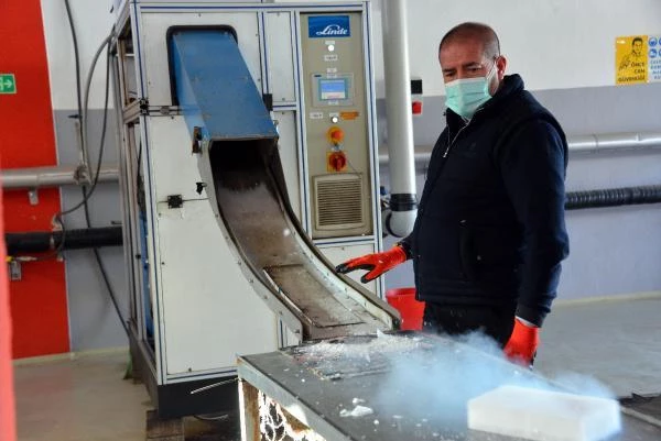 Alman aşısı, Maraş dondurmasının taşınmasında kullanılan kuru buzlarla taşınıyor