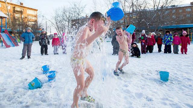 Anaokulu öğrencileri eksi 25 derecede buzlu su egzersizi yaptı