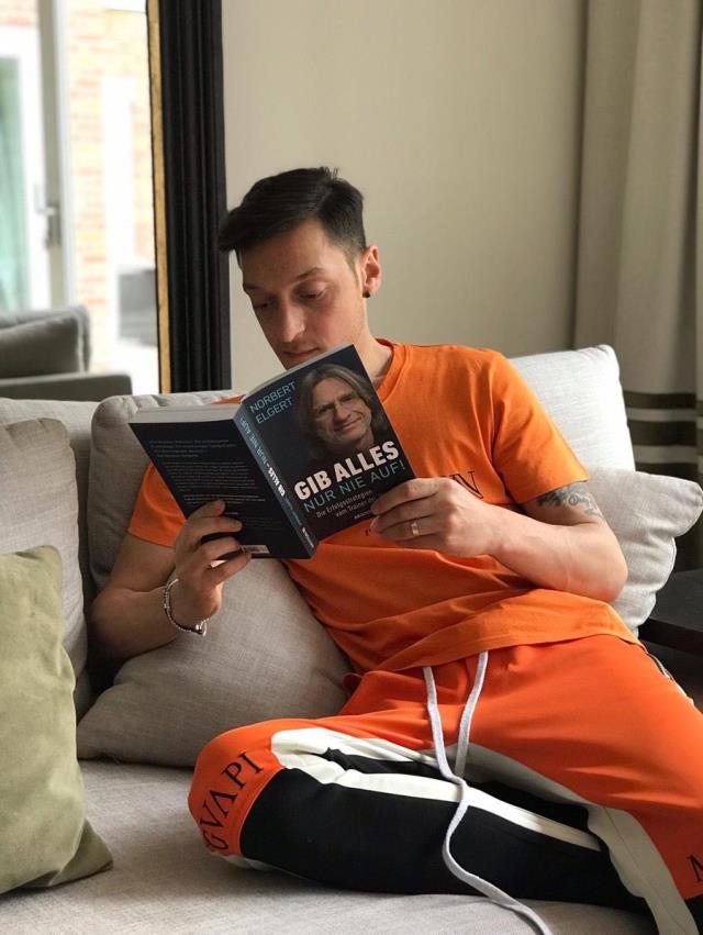 Mesut Özil'in kitap okurken çekilen fotoğrafının montajlanması sosyal medyada tepki çekti