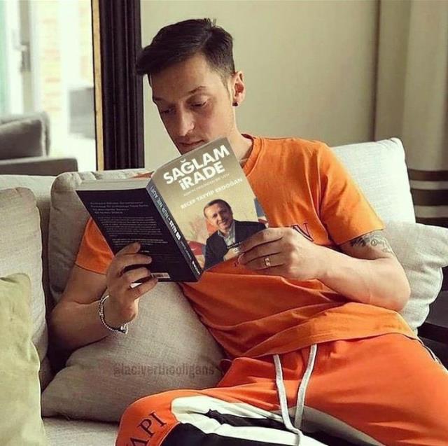 Mesut Özil'in kitap okurken çekilen fotoğrafının montajlanması sosyal medyada tepki çekti