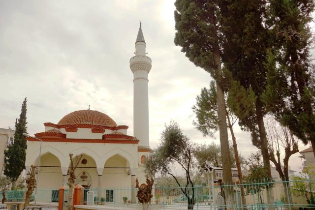 Önce depremde yıkılıp, ardından yakılarak kurşunlanan Üveys Paşa Camisi'nde 453 yıldır ezan sesi susmadı