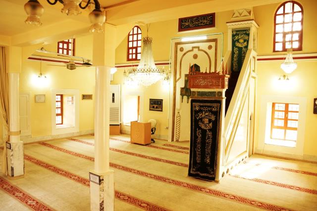 Önce depremde yıkılıp, ardından yakılarak kurşunlanan Üveys Paşa Camisi'nde 453 yıldır ezan sesi susmadı
