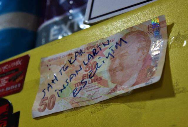Üzerine 'Sahtekar insanların eseriyim' notunu yazdığı parayı dükkanına astı Üzerine 'Sahtekar insanların eseriyim' notunu yazdığı parayı dükkanına astı