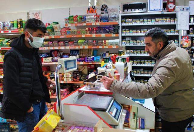 Üzerine 'Sahtekar insanların eseriyim' notunu yazdığı parayı dükkanına astı Üzerine 'Sahtekar insanların eseriyim' notunu yazdığı parayı dükkanına astı