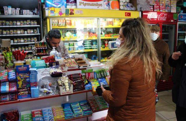 Üzerine 'Sahtekar insanların eseriyim' notunu yazdığı parayı dükkanına astı Üzerine 'Sahtekar insanların eseriyim' notunu yazdığı parayı dükkanına astı
