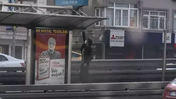 Durağın çatısına sakladığı montu giyip duygu sömürü yapan dilenci kamerada