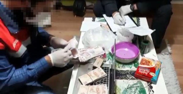 Uyuşturucu baskınında arama yapılan evde paralar buzdolabından çıktı
