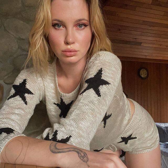 Dur durak bilmiyor! Ireland Baldwin kasığındaki dövmeyi göstermek için pijamasını aşağı indirdi