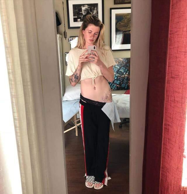 Dur durak bilmiyor! Ireland Baldwin kasığındaki dövmeyi göstermek için pijamasını aşağı indirdi