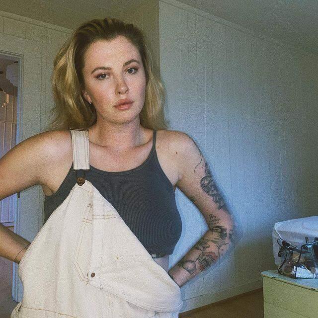 Dur durak bilmiyor! Ireland Baldwin kasığındaki dövmeyi göstermek için pijamasını aşağı indirdi