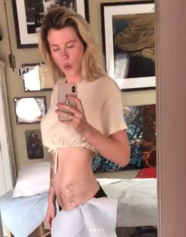 Dur durak bilmiyor! Ireland Baldwin kasığındaki dövmeyi göstermek için pijamasını aşağı indirdi