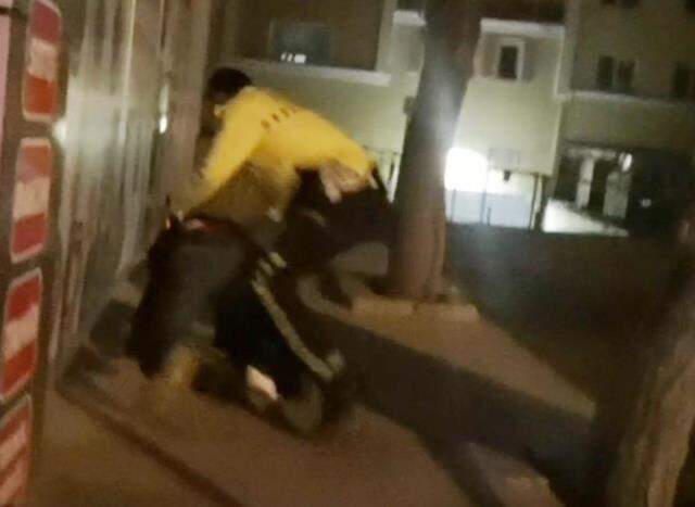 Film sahnelerini aratmayan kovalamaca! Elinde tüfekle polisten böyle kaçtı Film sahnelerini aratmayan kovalamaca! Elinde tüfekle polisten böyle kaçtı