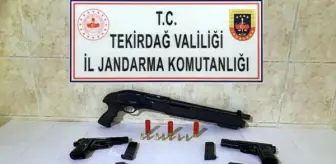 Otomobilde çok sayıda silah ele geçirildi, 2 şüpheli gözaltına alındı