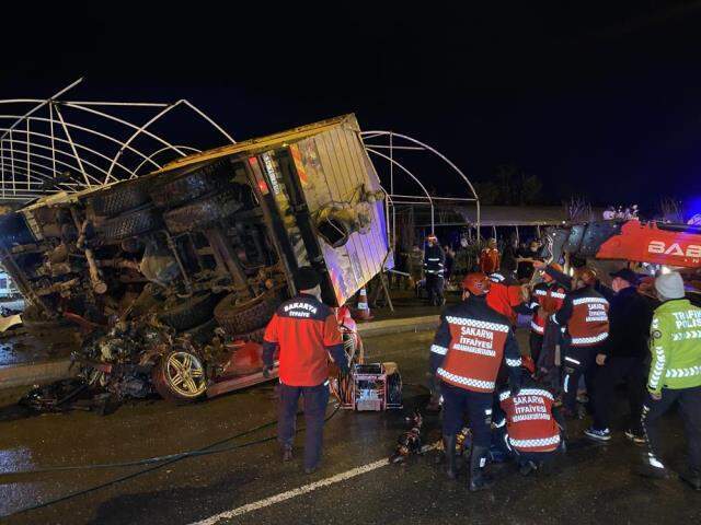 Sakarya'da feci kaza! Kamyon 2 aracın üzerine devrildi: 1 ölü, 3 yaralı Sakarya'da feci kaza! Kamyon 2 aracın üzerine devrildi: 1 ölü, 3 yaralı