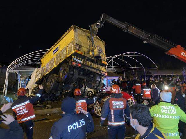 Sakarya'da feci kaza! Kamyon 2 aracın üzerine devrildi: 1 ölü, 3 yaralı Sakarya'da feci kaza! Kamyon 2 aracın üzerine devrildi: 1 ölü, 3 yaralı