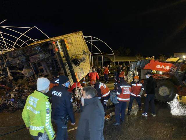 Sakarya'da feci kaza! Kamyon 2 aracın üzerine devrildi: 1 ölü, 3 yaralı Sakarya'da feci kaza! Kamyon 2 aracın üzerine devrildi: 1 ölü, 3 yaralı