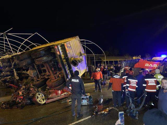 Sakarya'da feci kaza! Kamyon 2 aracın üzerine devrildi: 1 ölü, 3 yaralı Sakarya'da feci kaza! Kamyon 2 aracın üzerine devrildi: 1 ölü, 3 yaralı