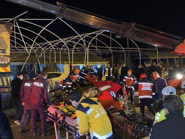Sakarya'da feci kaza! Kamyon 2 aracın üzerine devrildi: 1 ölü, 3 yaralı Sakarya'da feci kaza! Kamyon 2 aracın üzerine devrildi: 1 ölü, 3 yaralı