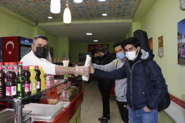 Korona nedeniyle işleri duran şarkıcı, pandemi döneminde çiğ köfteci oldu Korona nedeniyle işleri duran şarkıcı, pandemi döneminde çiğ köfteci oldu