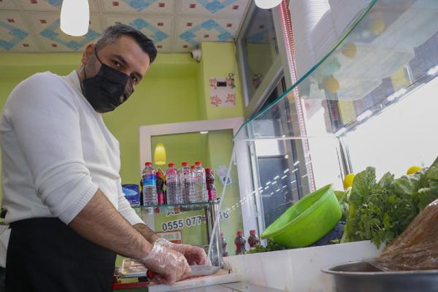 Korona nedeniyle işleri duran şarkıcı, pandemi döneminde çiğ köfteci oldu Korona nedeniyle işleri duran şarkıcı, pandemi döneminde çiğ köfteci oldu