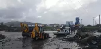 Son dakika haber! Selde araç içinde mahsur kalan 3 kişi, belediye ekipleri tarafından kurtarıldı