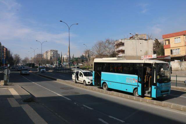Seyir halindeki otobüsün fırlayan iki arka tekerleği mahalleyi savaş alanına çevirdi: 1 yaralı Seyir halindeki otobüsün fırlayan iki arka tekerleği mahalleyi savaş alanına çevirdi: 1 yaralı
