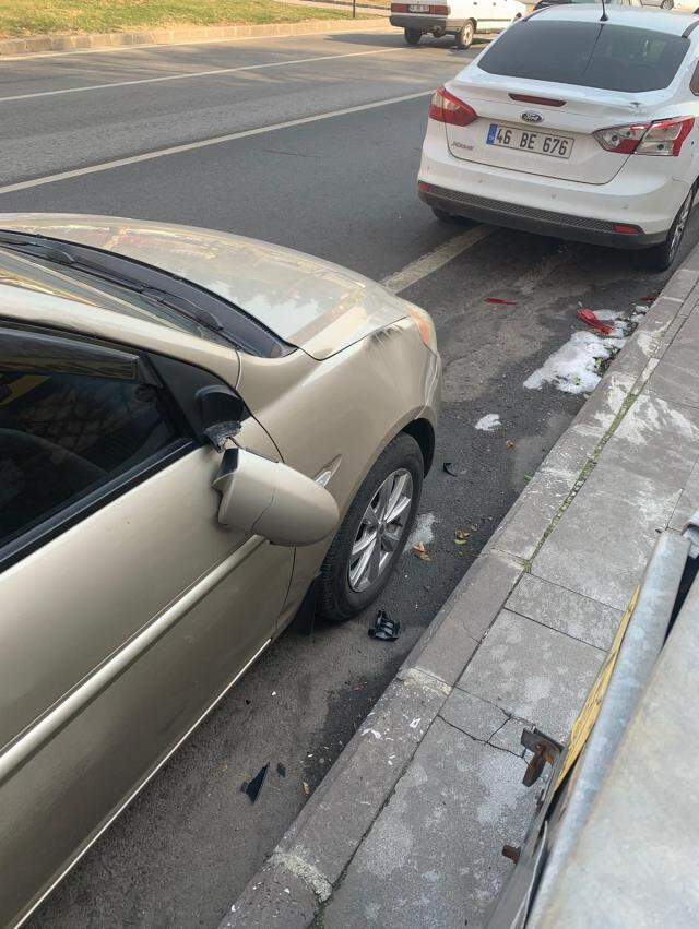 Seyir halindeki otobüsün fırlayan iki arka tekerleği mahalleyi savaş alanına çevirdi: 1 yaralı Seyir halindeki otobüsün fırlayan iki arka tekerleği mahalleyi savaş alanına çevirdi: 1 yaralı