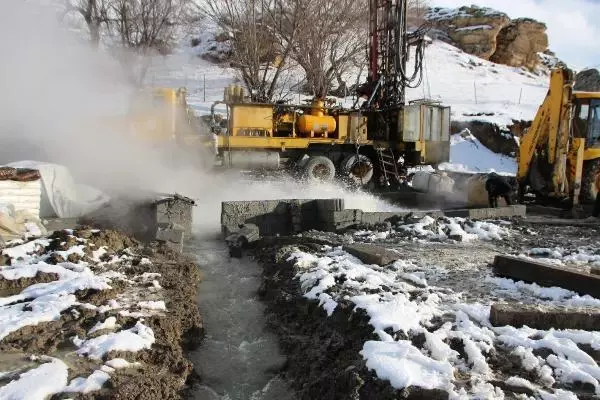 Varto'da saniyede 45 litre akan, 39 derece sıcaklıkta su bulundu