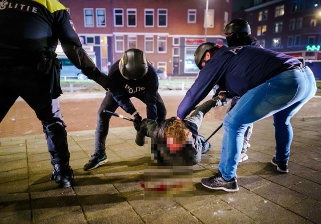 Hollanda'da sokağa çıkma yasağı protestoları sürerken, Diyanet Vakfı camilerde 'Olaylara karışmayın' hutbesi okutacak