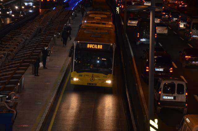 Metrobüslerde bir devir sona erdi: Işıklı tabelalarda artık kod değil gideceği yön yazacak Metrobüslerde bir devir sona erdi: Işıklı tabelalarda artık kod değil gideceği yön yazacak