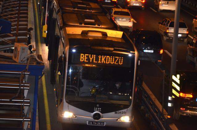 Metrobüslerde bir devir sona erdi: Işıklı tabelalarda artık kod değil gideceği yön yazacak Metrobüslerde bir devir sona erdi: Işıklı tabelalarda artık kod değil gideceği yön yazacak
